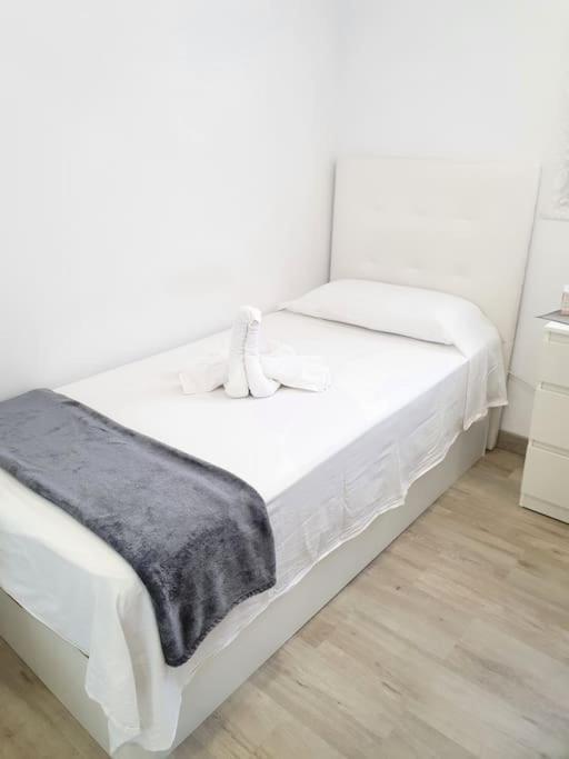 Habitaciones Bonitas Y Comodas L'Hospitalet de Llobregat Exteriör bild