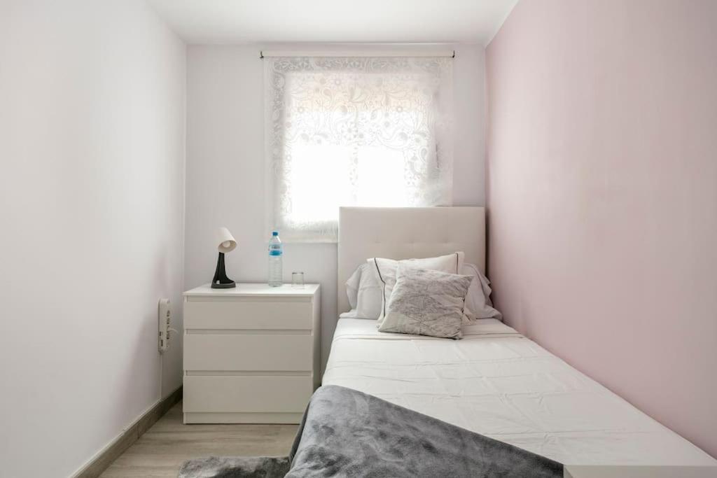 Habitaciones Bonitas Y Comodas L'Hospitalet de Llobregat Exteriör bild